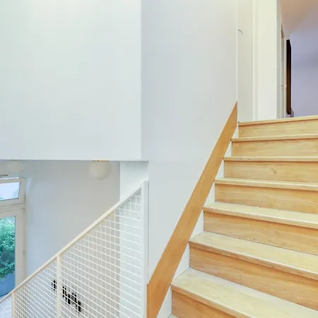 Les De Montmartre - Secret Courtyard