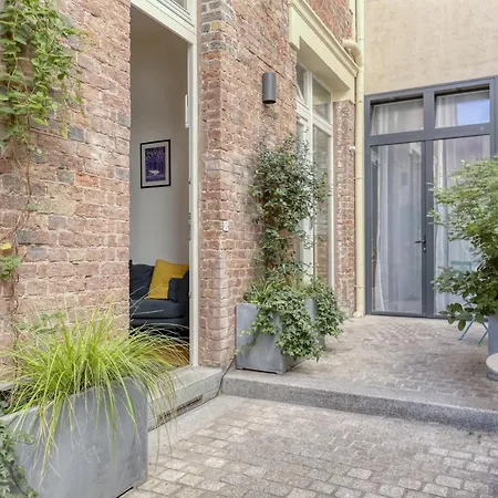 Les De Montmartre - Secret Courtyard * Paris