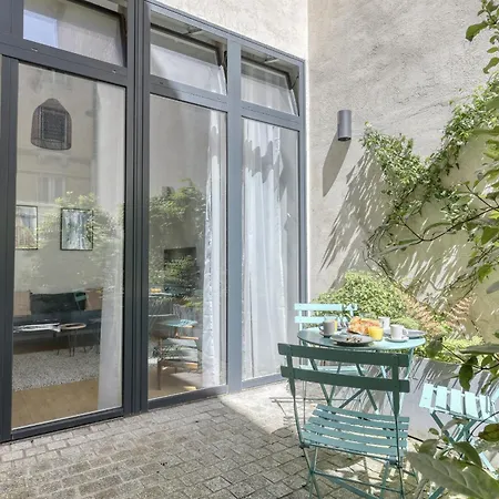 Les De Montmartre - Secret Courtyard * Paris