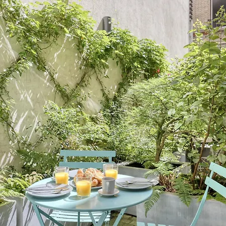 Les De Montmartre - Secret Courtyard * Paryż