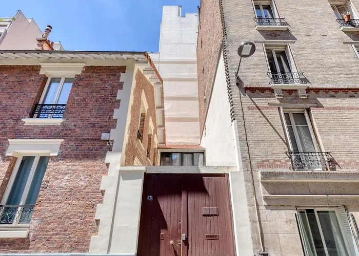 Les De Montmartre - Secret Courtyard