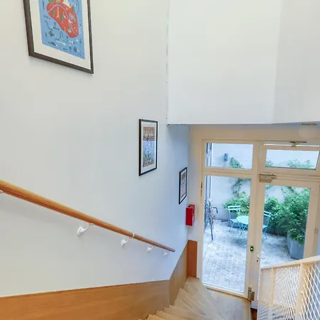 Les De Montmartre - Secret Courtyard